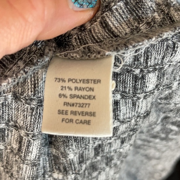 XL Mudd Sleeveless black & white flowy stretchy top - Picture 3 of 4